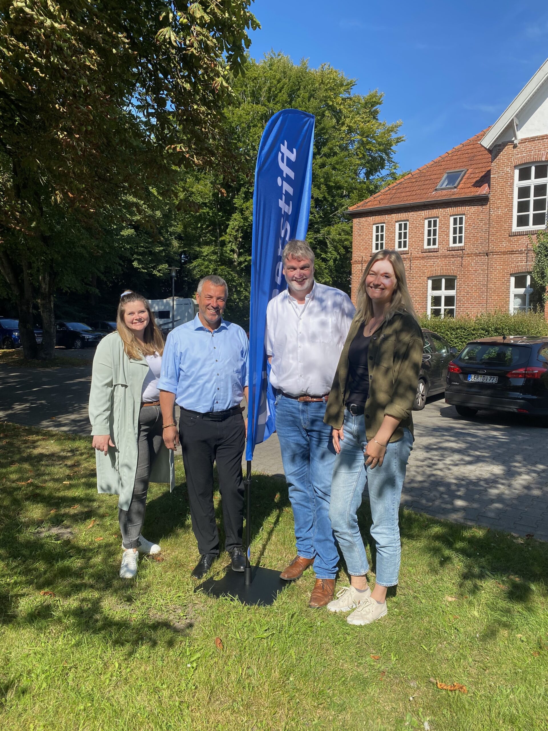 2025-08-26_Besuch-Johann-Saathoff_Leinerstift_Gruppenfoto